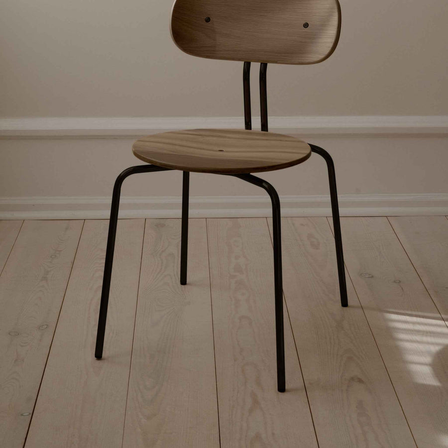 UMAGE_lifestyle_Curious_dining chair_smoked oak_black_(4).jpeg